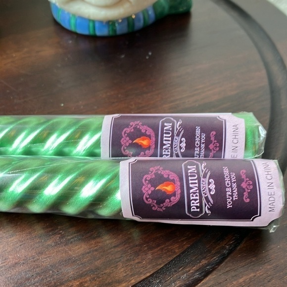 Unbranded: Snowmen tapered candle holders- lot of 2- includes 2 green candles - Picture 12 of 14